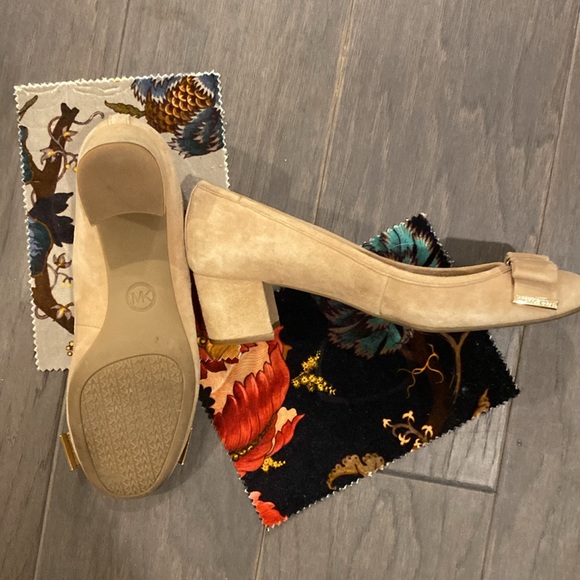 Michael Kors Women's Kiera Flex Mid Suede Pump Size 9 Beige w Bows - Picture 2 of 7